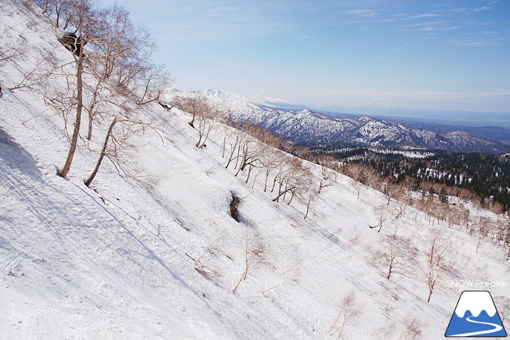 大雪山旭岳ロープウェイスキー場 残雪の北海道最高峰に今季最後のシュプールを…。